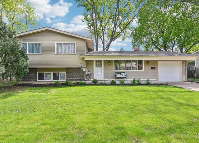Property at 1 Surrey Ln, Crystal Lake, IL 60014, 4 beds, 2 baths