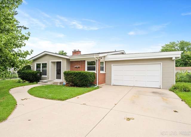 Property at 521 Iroquois Dr, Aurora, IL 60506, 3 beds, 2 baths