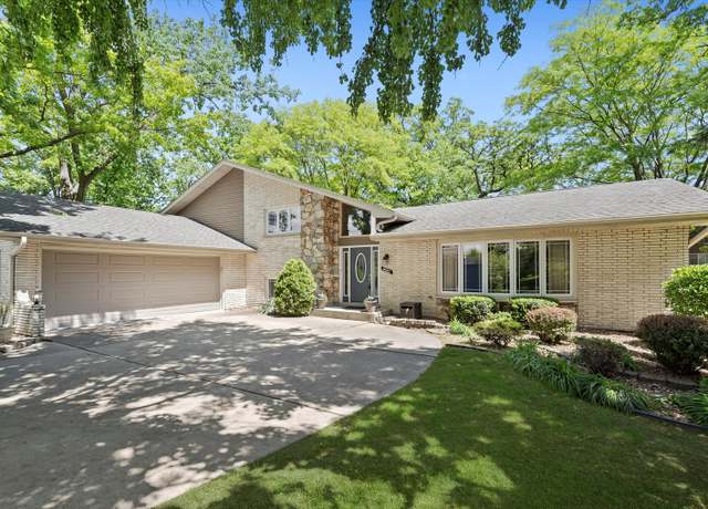 Property at 9047 W Oak Crest Ct, Palos Hills, IL 60465, 4 beds, 3 baths