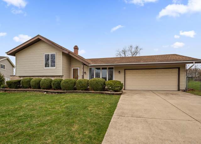 Property at 176 Royce Dr, Bloomingdale, IL 60108, 3 beds, 2 baths