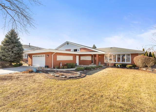 Property at 10500 Lockwood Ave, Oak Lawn, IL 60453, 4 beds, 2.5 baths