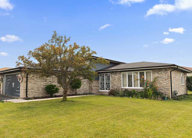 Property at 17700 Oakwood Ct, Country Club Hills, IL 60478, 3 beds, 2 baths