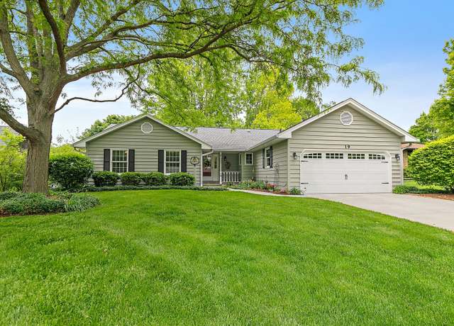 Property at 19 Greenridge Rd, Elgin, IL 60120, 3 beds, 2 baths