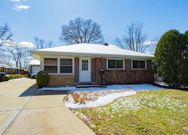 Property at 2009 Dundee Rd, Northbrook, IL 60062, 5 beds, 2 baths