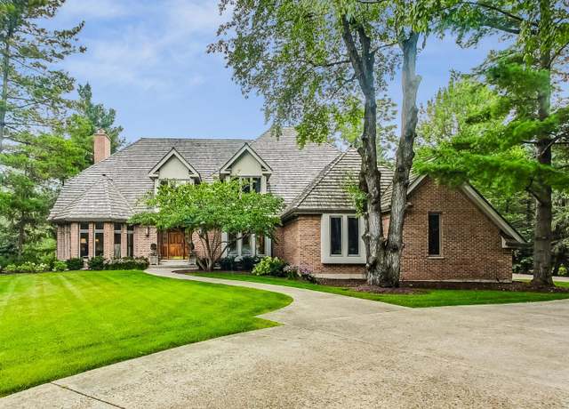 Property at 318 Camelot Ln, Libertyville, IL 60048, 5 beds, 3.5 baths