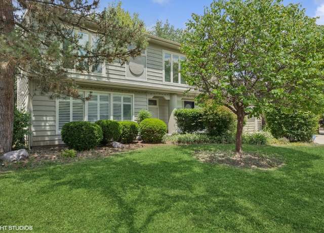 Property at 1430 Country Ln, Deerfield, IL 60015, 5 beds, 3.5 baths