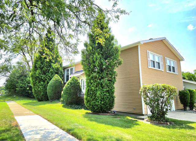Property at 371 Thorncliffe Dr, Glendale Heights, IL 60139, 3 beds, 2 baths