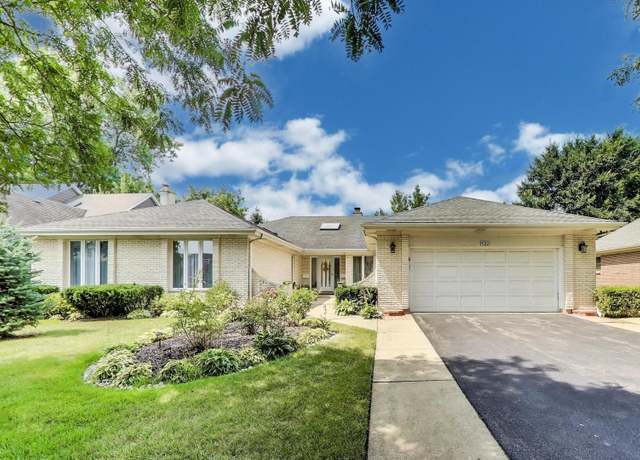 Property at 922 Wedgewood Dr, Glenview, IL 60025, 4 beds, 2.5 baths