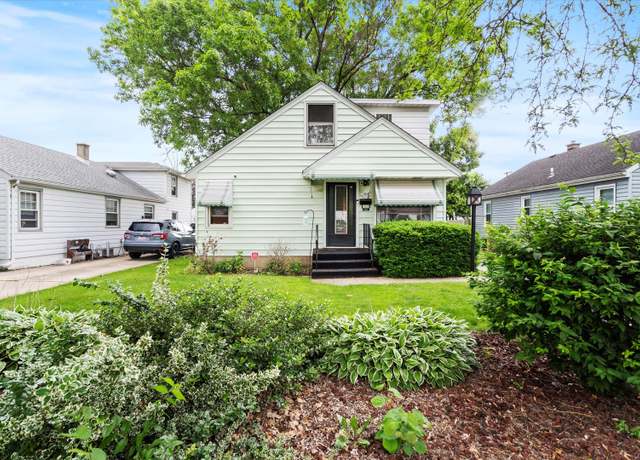 Property at 1308 Waverly Pl, Joliet, IL 60435, 5 beds, 1 bath
