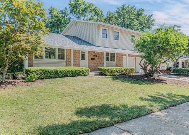 Property at 922 E Pratt Dr, Palatine, IL 60074, 6 beds, 3.5 baths