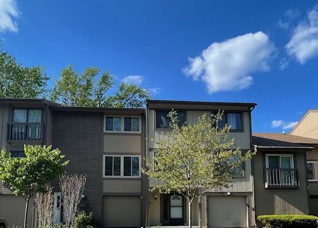 Property at 610 E Woodfield Trl, Roselle, IL 60172, 2 beds, 1.5 baths