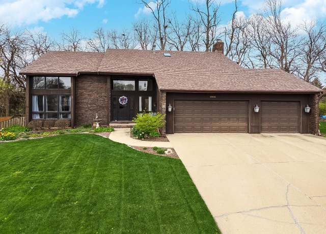 Property at 1906 Oakwood Ave, Bloomington, IL 61704, 3 beds, 3.5 baths