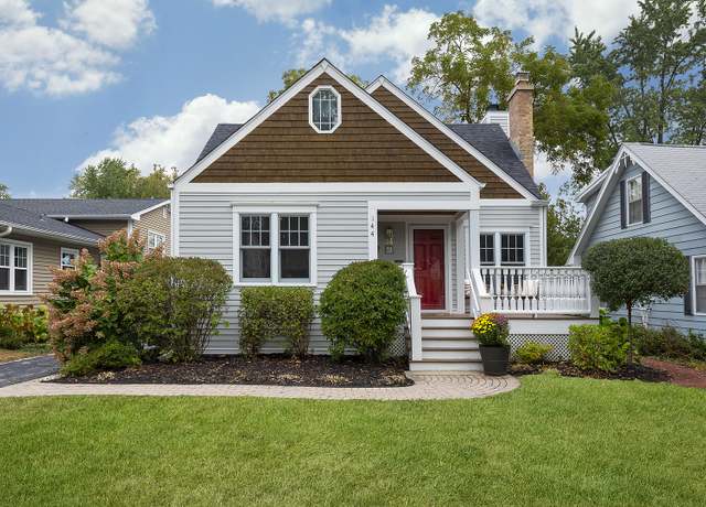 Property at 144 W Austin Ave, Libertyville, IL 60048, 5 beds, 2.5 baths