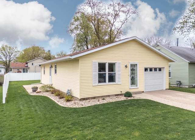 Property at 617 W Sherman Ave, Pontiac, IL 61764, 3 beds, 1 bath
