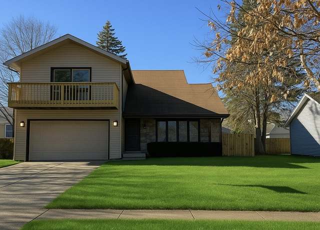 Property at 824 Woodmar Dr, Crystal Lake, IL 60014, 4 beds, 2.5 baths