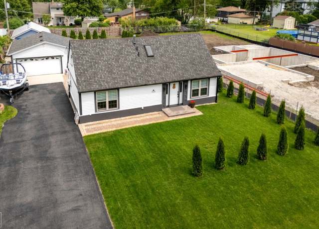 Property at 7225 Poplar Ln, Darien, IL 60561, 3 beds, 2 baths
