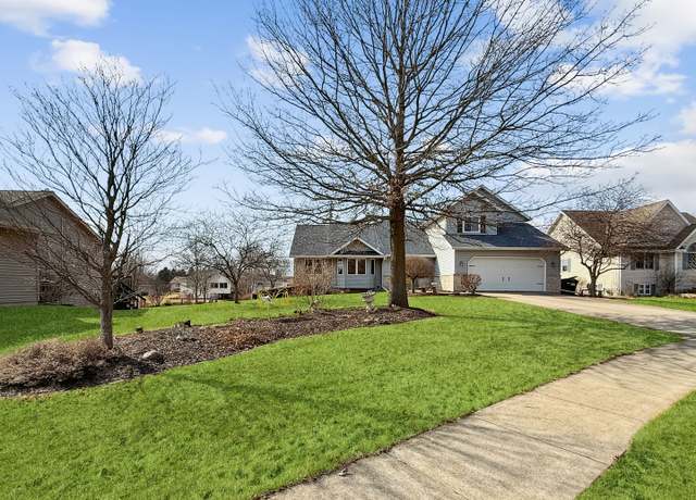 Property at 740 S Greenfield Dr, Freeport, IL 61032, 5 beds, 3.5 baths