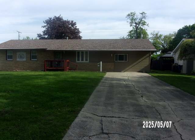 Property at 704 E Sycamore St, Watseka, IL 60970, 3 beds, 1 bath