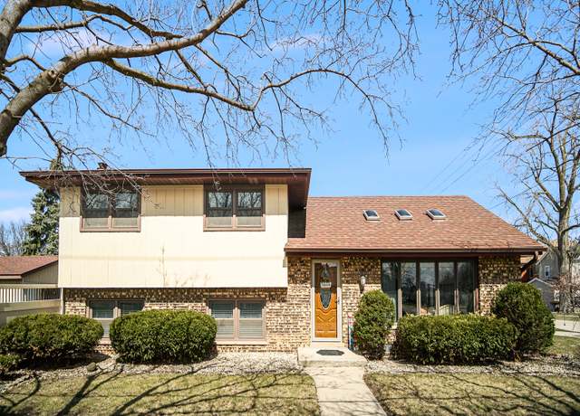 Property at 9940 Menard Ave, Oak Lawn, IL 60453, 3 beds, 2 baths