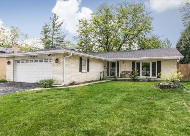 Property at 133 W King George Ct, Palatine, IL 60067, 3 beds, 2 baths