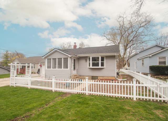 Property at 317 Hoxie Ave, Elgin, IL 60123, 2 beds, 1 bath