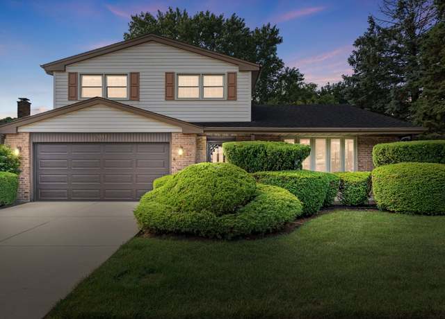 Property at 2011 E Canterbury Dr, Arlington Heights, IL 60004, 3 beds, 2.5 baths