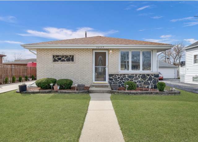 Property at 5827 W 89th St, Oak Lawn, IL 60453, 3 beds, 1.5 baths