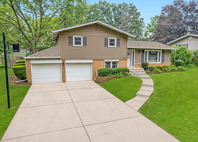 Property at 6818 Valley View Dr, Downers Grove, IL 60516, 3 beds, 2 baths