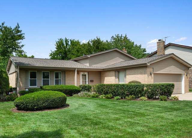 Property at 1828 E Peachtree Dr, Arlington Heights, IL 60004, 3 beds, 2 baths