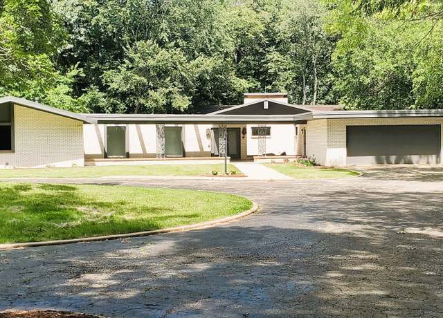 Property at 2 Timber Ridge St, Streator, IL 61364, 3 beds, 4.5 baths