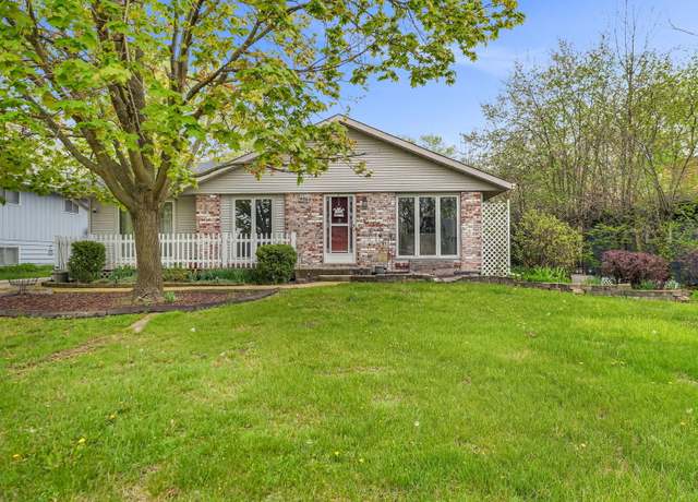 Property at 406 Surrey Ln, Lindenhurst, IL 60046, 3 beds, 2 baths
