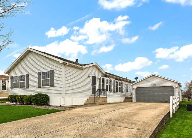 Property at 23000 S Pine Valley Dr, Frankfort, IL 60423, 3 beds, 2 baths