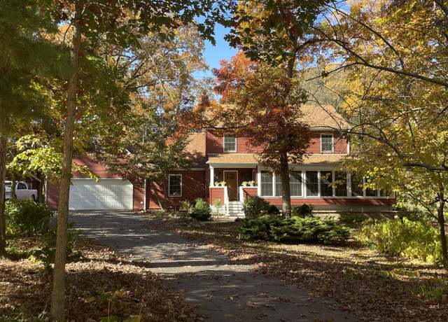 Property at 17421 Timber Dr, Sterling, IL 61081, 5 beds, 3 baths