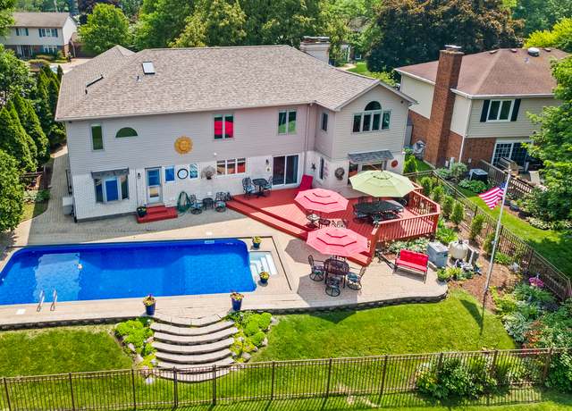 Property at 1424 E Jonquil Cir, Arlington Heights, IL 60004, 5 beds, 3.5 baths