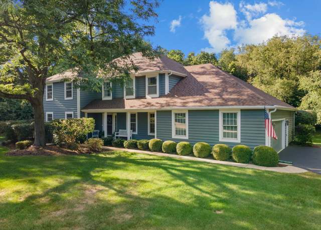 Property at 4010 Wyndwood Dr, Crystal Lake, IL 60014, 5 beds, 3.5 baths