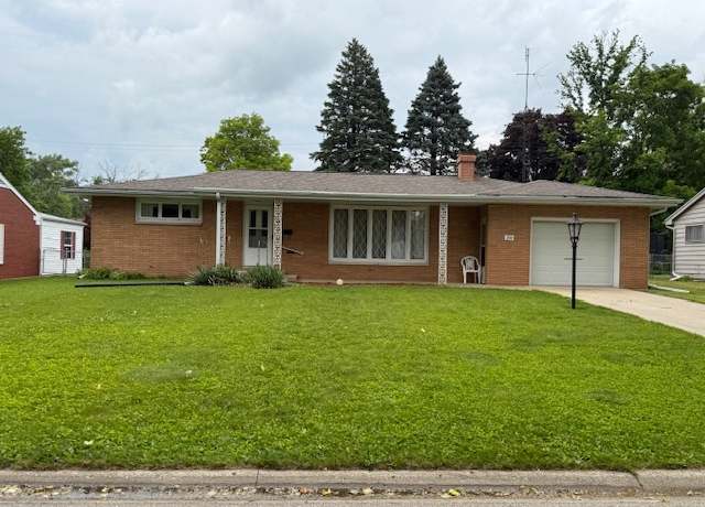 Property at 206 Sherwood Way, Bloomington, IL 61701, 2 beds, 1.5 baths