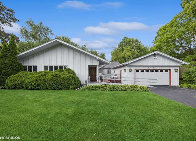 Property at 700 Woodland Dr, Crystal Lake, IL 60014, 4 beds, 3.5 baths