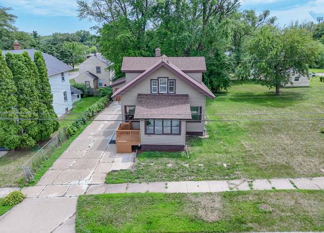 Property at 1608 Chestnut St, Rockford, IL 61102, 4 beds, 1 bath
