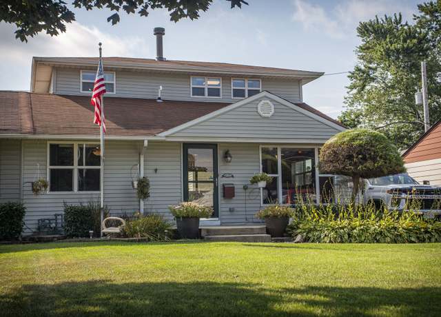 Property at 8925 S Main St, Hometown, IL 60456, 4 beds, 3 baths