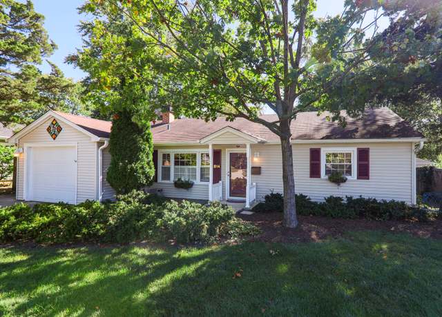 Property at 814 Countryside Dr, Wheaton, IL 60187, 3 beds, 2 baths