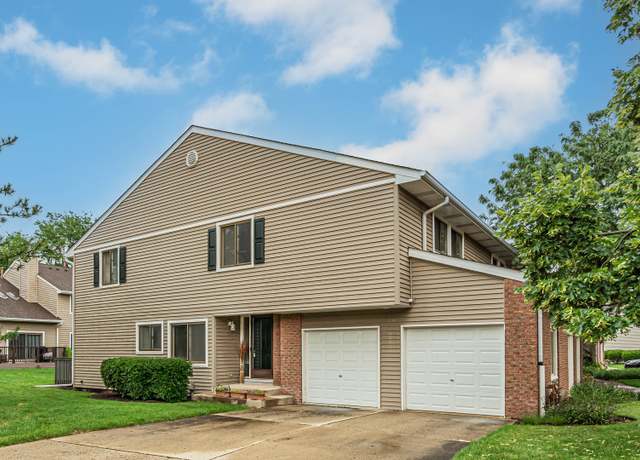Property at 136 Windwood Ct #31, Buffalo Grove, IL 60089, 3 beds, 2.5 baths