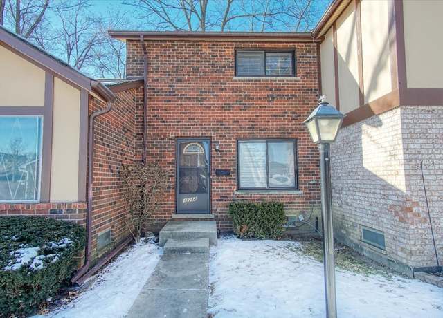 Property at 1S284 Stratford Ln, Villa Park, IL 60181, 2 beds, 2.5 baths