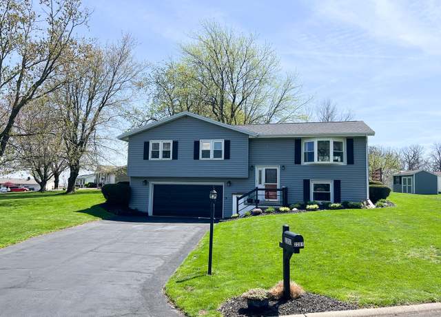 Property at 2201 Oak Dr, Eureka, IL 61530, 3 beds, 2.5 baths