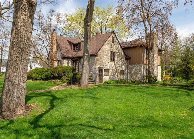 Property at 224 Olesen Dr, Naperville, IL 60540, 3 beds, 2.5 baths