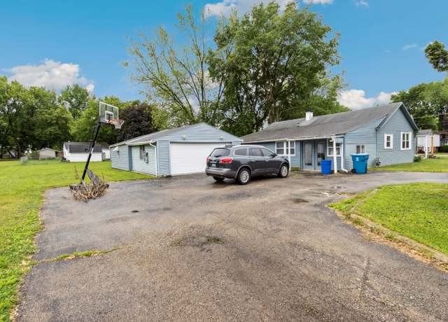 Property at 1818 W 9th St, Dixon, IL 61021, 3 beds, 1 bath