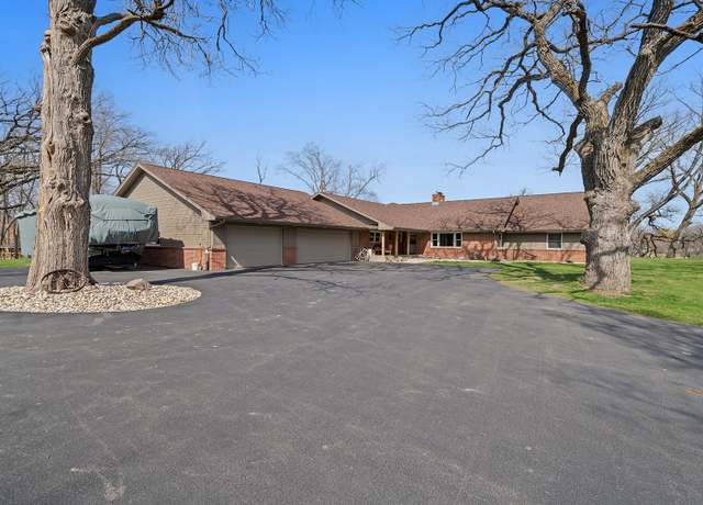 Property at 1831 Castle Dr, Rockford, IL 61103, 3 beds, 2.5 baths