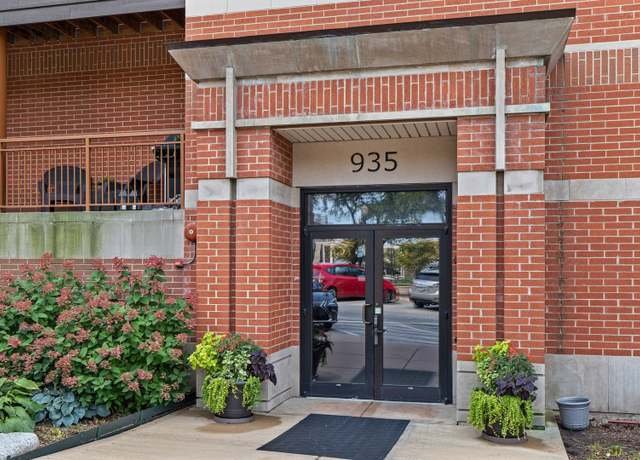 Property at 935 Burlington Ave #403, Downers Grove, IL 60515, 2 beds, 2 baths