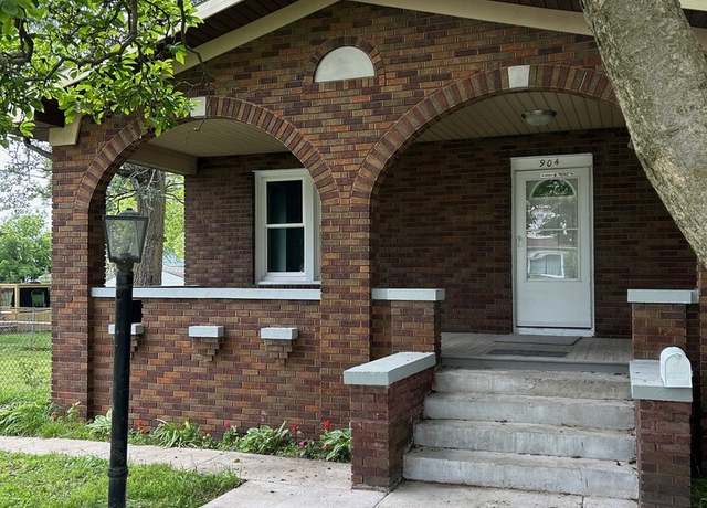 Property at 904 Johnson St, Streator, IL 61364, 3 beds, 1.5 baths
