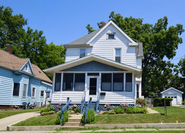 Property at 915 W Olive St, Bloomington, IL 61701, 3 beds, 1.5 baths