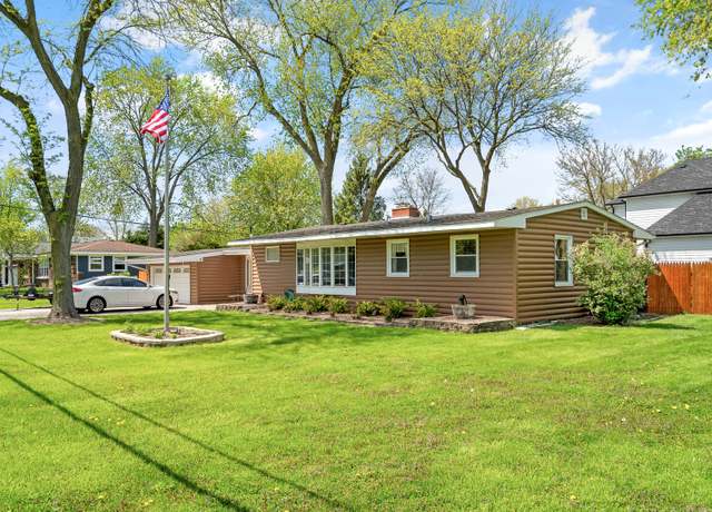 Property at 150 W 74th St, Burr Ridge, IL 60527, 3 beds, 2 baths